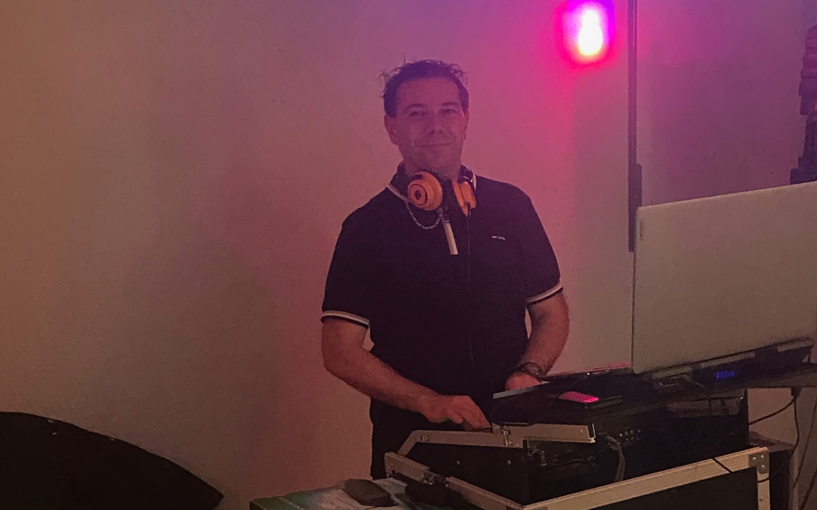 Dj Vince entrain de mixer lors d'une soirée anniversaire
